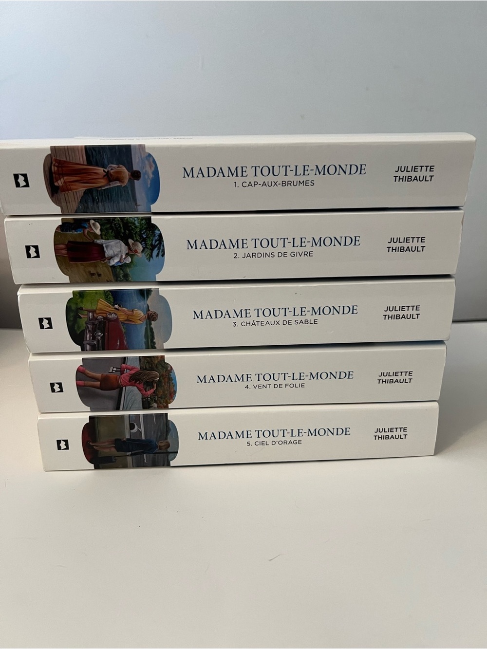 Madame Tout-le-Monde 5-Book Set by - Juliette Thibault.